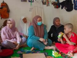 Istri Yoppy Karim Bantu Korban Kecelakaan