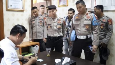 Tingkatkan Disiplin, Kapolres Musi Rawas Cek Sikap Tampang, Penampilan dan Tes Urine Personel