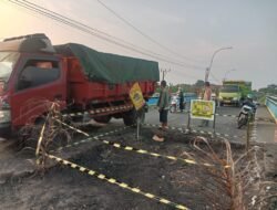 Mobil Batu Bara Merusak Jalan, Warga Berkumpul Atasi Kemacetan