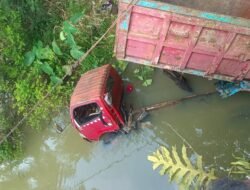 Laka Tunggal, Mobil Dump Truk Terjun ke Sungai, Polsek Tugumulyo Polres Musi Rawas Sigap Meluncur ke TKP