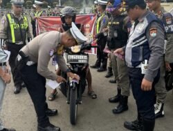 Bertepatan Ops Zebra Musi 2024, Satlantas Polres Musi Rawas Bersama Stakeholder Bagikan Stiker Himbaun Kepada Pengendara