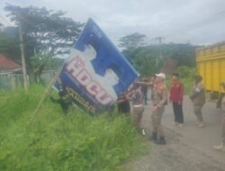 TIM Gabungan Bawaslu Empat Lawang Tertibkan APK