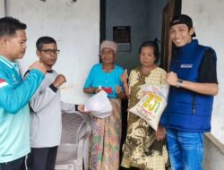 Kolaborasi Bersama TKSK, Linggau Bersedekah Bagikan Puluhan Paket Sembako