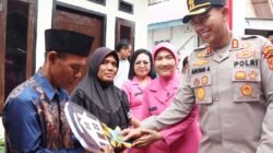 Mawardi Terharu Saat Diberikan Kunci Bedah Rumah Dari Kapolres Mura