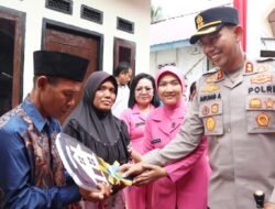 Mawardi Terharu Saat Diberikan Kunci Bedah Rumah Dari Kapolres Mura