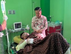 Kadinsos Besuk Korban Ledakan Gas LPG di Batu Urip