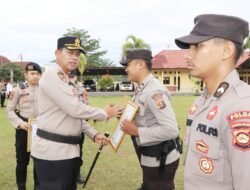 Kapolres Mura Anugerahkan Penghargaan Empat Personel Berprestasi