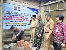 Polres Mura Bersama Pemda Bedah Rumah Warga Desa Batu Bandung