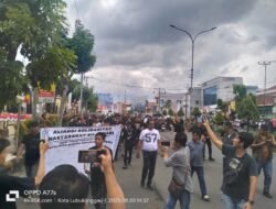 AMS Datangi Polres Linggau, Sampaikan Mosi Tak Percaya dan Tabur Bunga