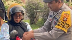 Peringati HUT RI, Polsek Timur Bagikan Bendera Merah Putih Pada Masyarakat