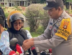 Peringati HUT RI, Polsek Timur Bagikan Bendera Merah Putih Pada Masyarakat