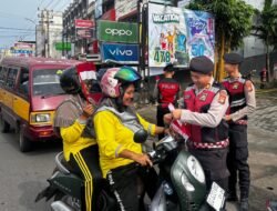 Satsamapta Polres Linggau Bagikan Bendera Merah Putih Pada Mengguna Jalan