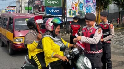 Satsamapta Polres Linggau Bagikan Bendera Merah Putih Pada Mengguna Jalan