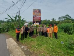 Cegah Karhutla, Bhabinkamtibmas dan Tim Gabungan Pasang Baliho di Kelurahan Sukajadi