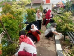 Lurah dan Karang Taruna Nikan Jaya Gelar Berbagi Sembako dan Kebersihan