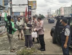 Polsek Linggau Timur Kembali Bagikan Nasi Kotak Untuk Ojol dan Ojek Pangkalan