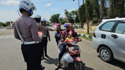 Polres Mura gencar bagikan Bendera Merah Putih dalam rangka HUT RI Ke-80