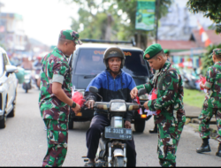 KODIM 0406 BAGIKAN BENDERA MERAH PUTIH KEPADA PENGGUNA JALAN
