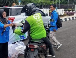 Ratusan Nasi Kotak dan Es Teh dari PWI Sumsel Ludes Diserbu Warga
