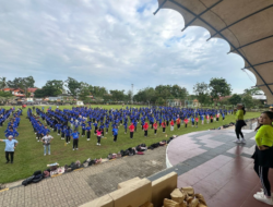 Penutupan PKKMB Penuh Keakraban, Mahasiswa dan Dosen Senam Bersama