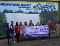 Fauzi Amro Salurkan Bantuan PIP di Dua Sekolah