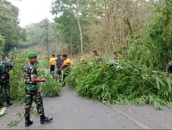 TNI Bersama Warga Gotong Royong Bersihkan Jalan Tanjakan Tebing Olos