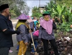 DLH Linggau Gotong Royong Bersihkan Tumpukan Sampah