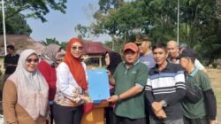Camat Linggau Barat I Serahkan SK Kepada 85 Ketua RT Baru