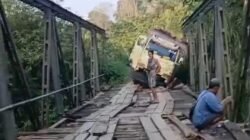 Warga Desa Air Kati dan Suka Karya Patungan Puluhan Juta Perbaiki Jembatan