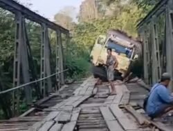 Warga Desa Air Kati dan Suka Karya Patungan Puluhan Juta Perbaiki Jembatan
