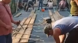 Warga Air Kati dan Suka Karya Gotong Royong Perbaiki Jembatan Sungai Lingar