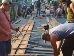 Warga Air Kati dan Suka Karya Gotong Royong Perbaiki Jembatan Sungai Lingar