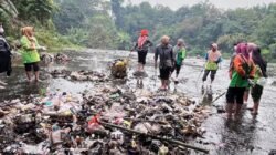 DLH Linggau Gotong Royong Bersihkan Bawah Jembatan Temam