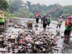 DLH Linggau Gotong Royong Bersihkan Bawah Jembatan Temam